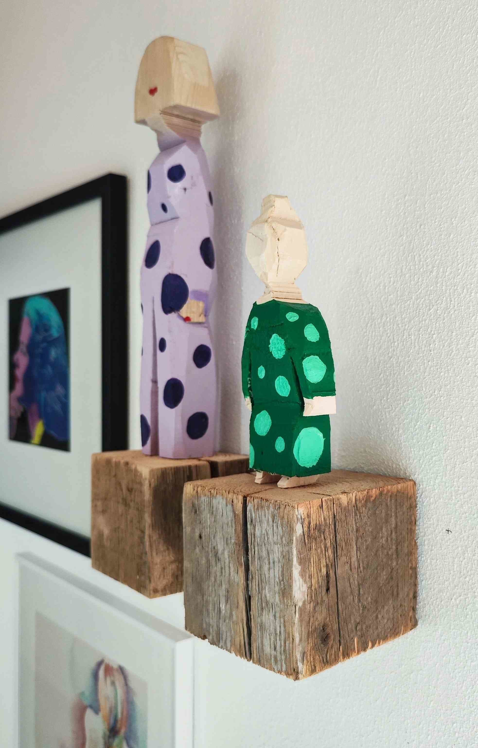 Grobe Kunst auf alten Balken.
