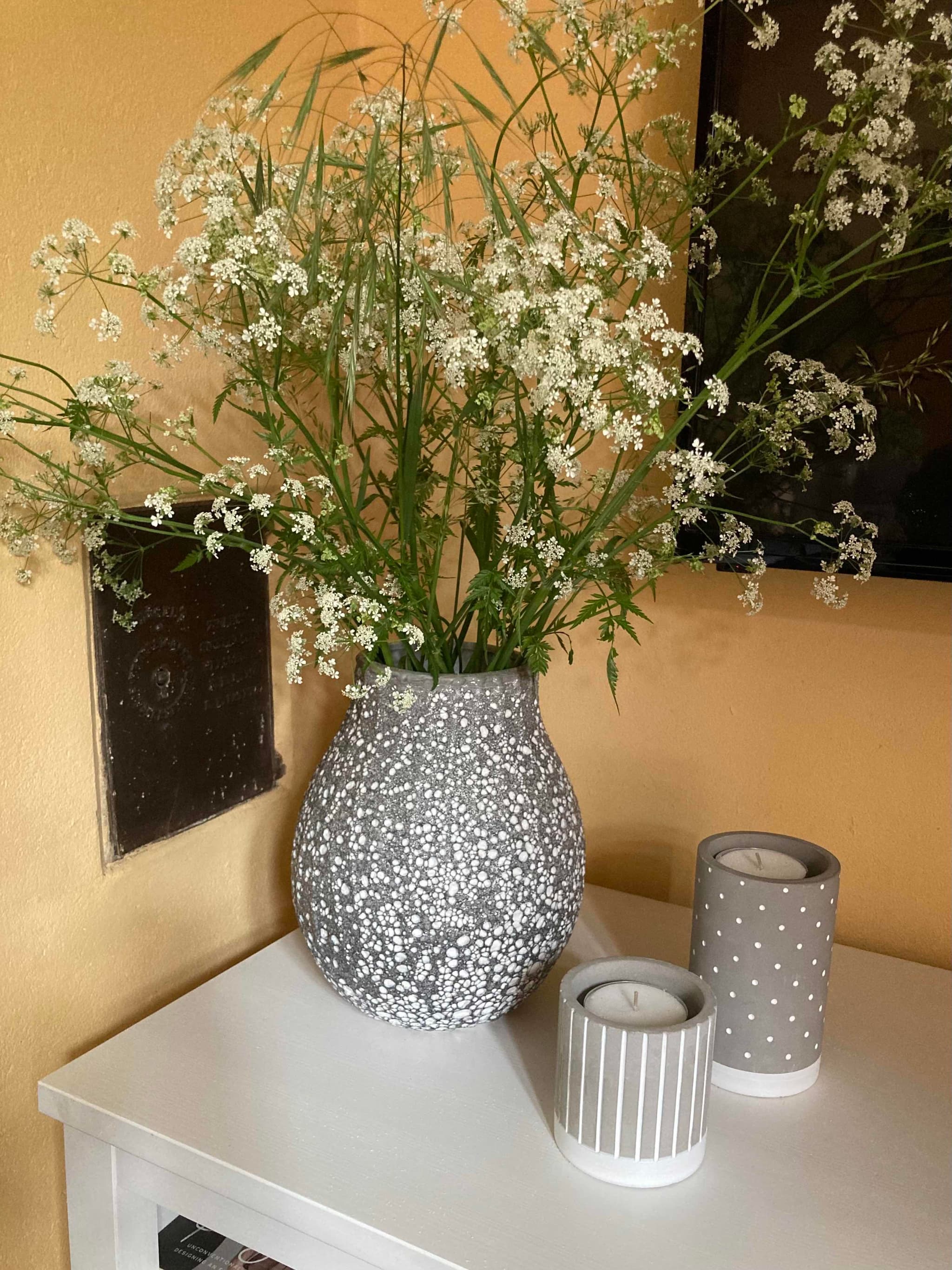 Ein Strauß Wiesenblumen vor unserer alten Schornsteintür… derzeit eine meiner Lieblingsecken.