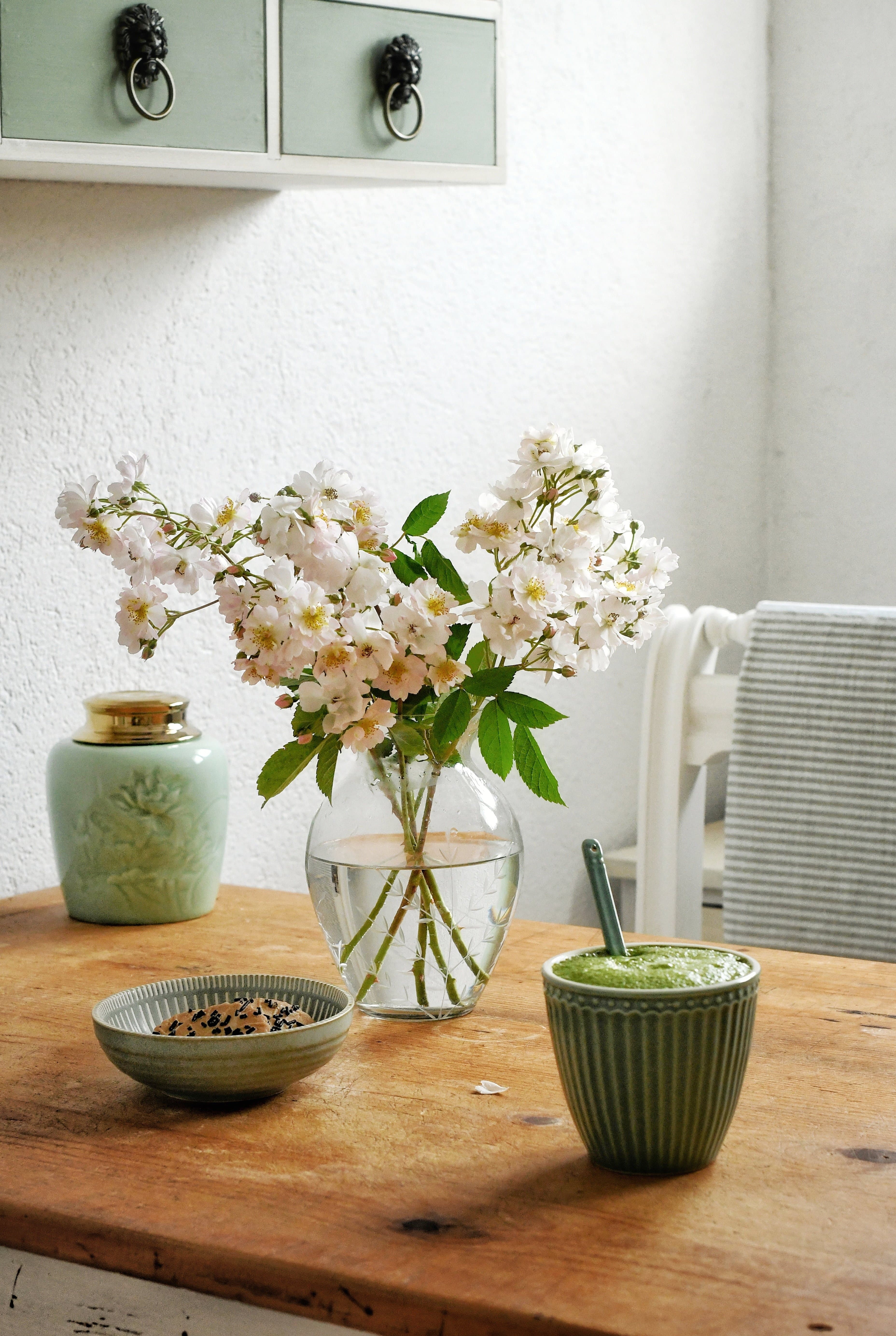 🌸 Ein Stück Garten habe ich mir heute ins Haus geholt, der alte Rosenbusch, noch von meiner Omi, steht in so üppiger Blüte, dass er sich schon gefährlich neigte und ich ihn um ein paar Zweige erleichtern und hochbinden musste.