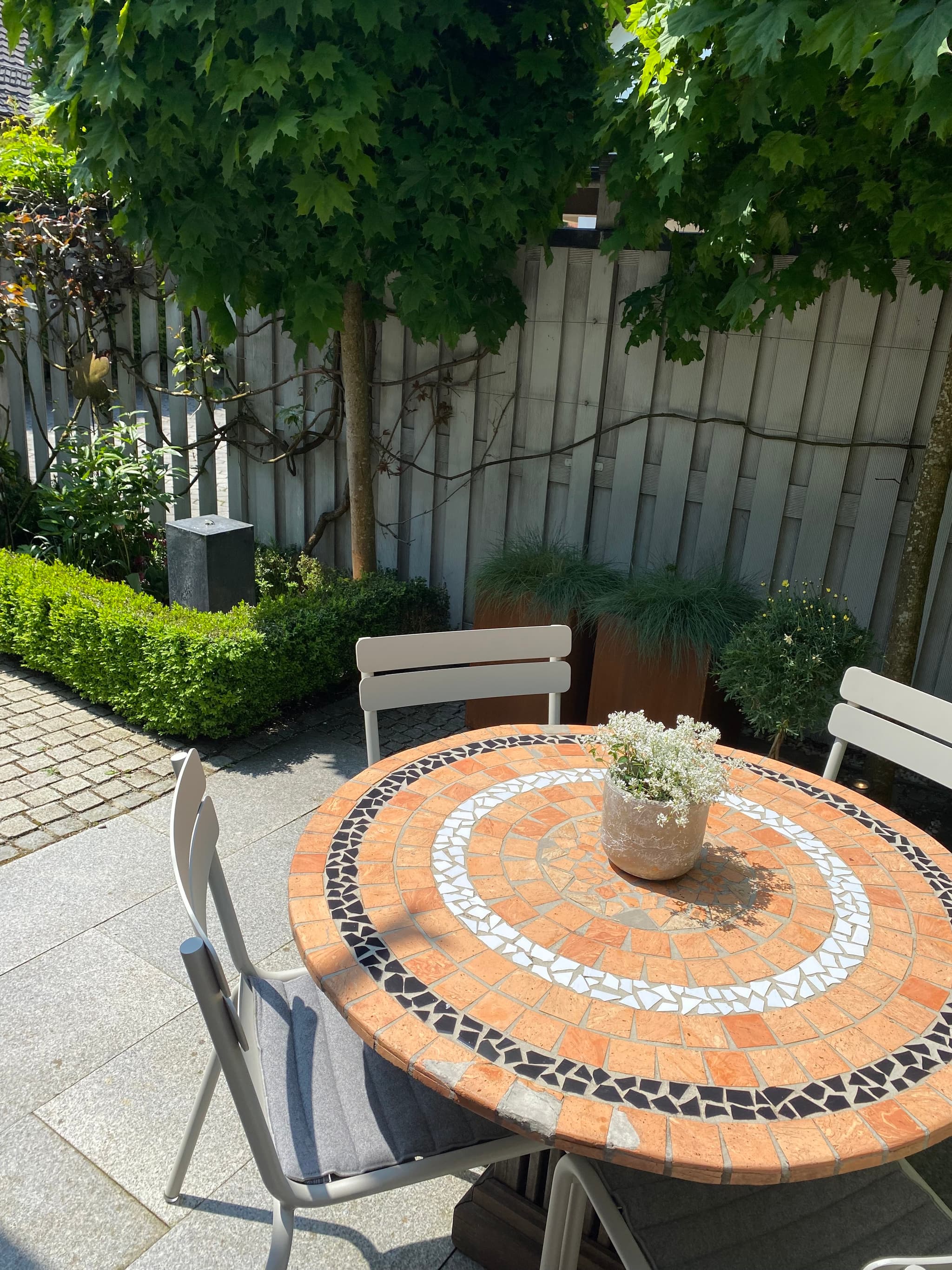 Unser Gartentisch begleitet uns schon seid fast 25 Jahren und wir lieben ihn immer noch.🤗 Euch eine schöne Woche mit hoffentlich mehr Sonne.