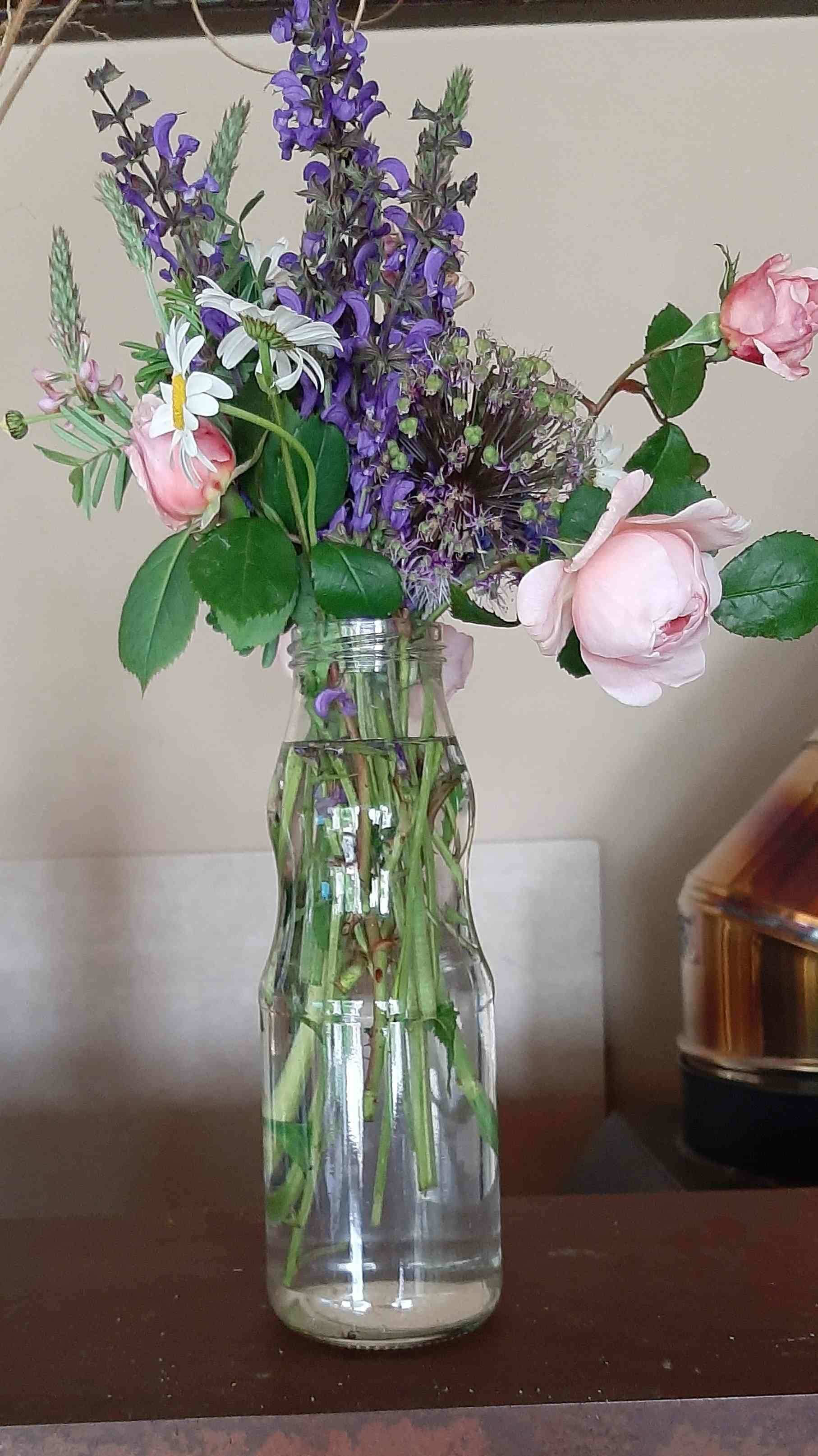 Wochenendstrauss aus unserem Garten. Die Vase ist eine Saftflasche...geht es euch auch so? Nie hat man die passende Blumenvase.