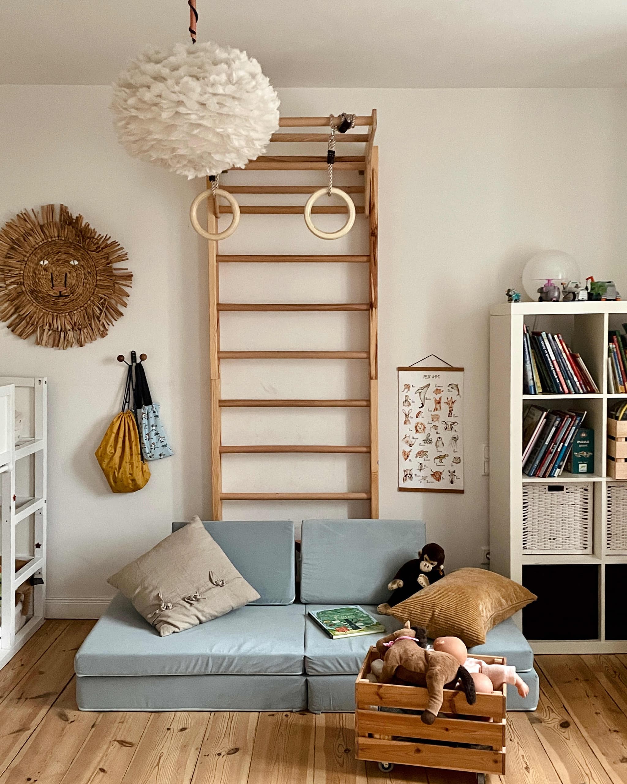 Bald hab ich ein zweites Schulkind.
Und im Jungszimmer stehen Veränderungen an… Es fehlt noch ein Schreibtisch (Empfehlungen willkommen) und sowieso soll alles ein bisschen „cooler“ werden, wie der zukünftige Erstklässler zu sagen pflegt.