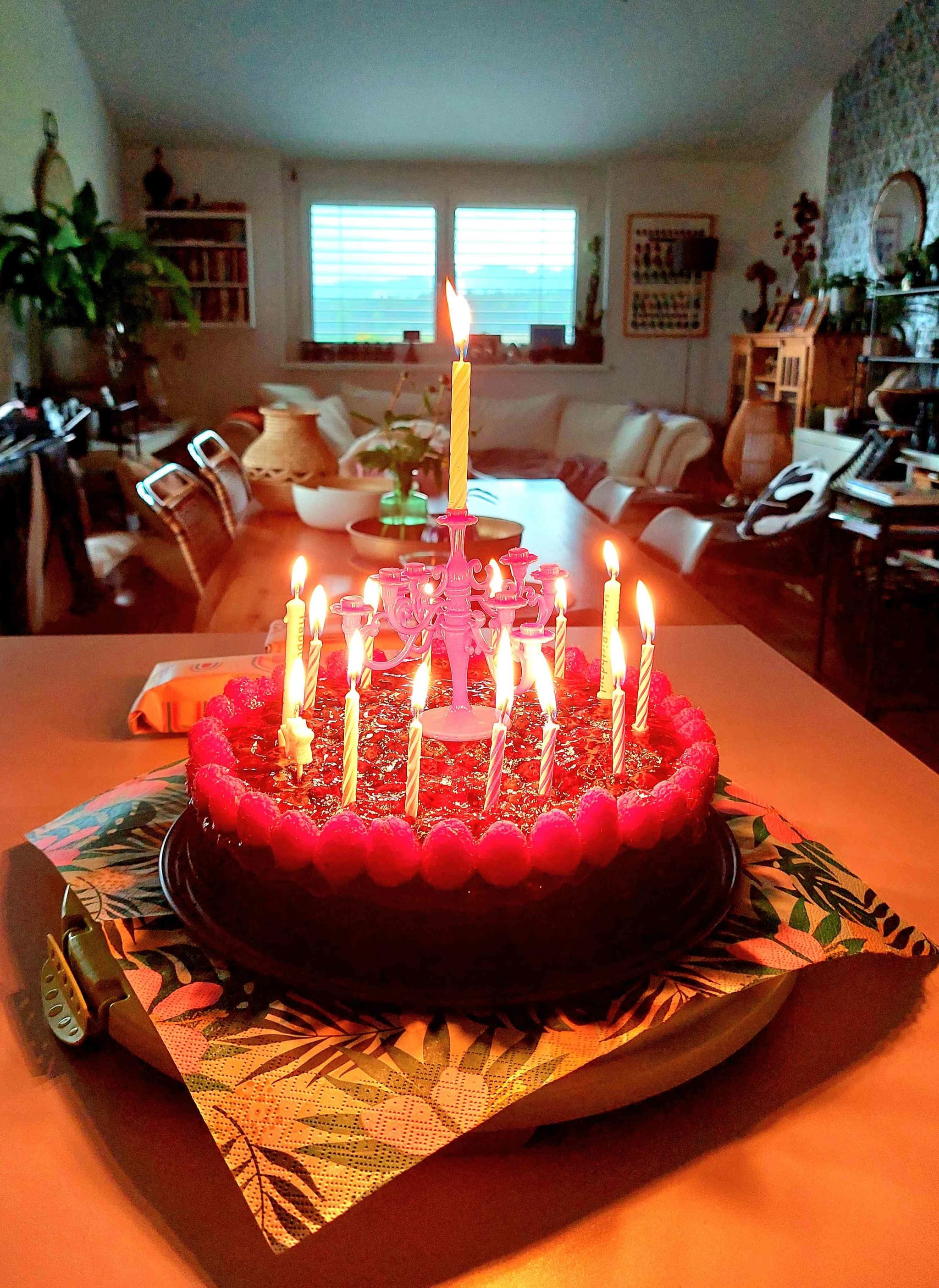 15 Jahre alt 🎂
ist mein Kind heute geworden und ich frag mich gerade wohin ist die Zeit ??
Hab gestern noch bis Mitternacht gebacken und sie befand, daß sei die allerbeste Torte ever😅
Das lässt mein Mutterherz natürlich höher schlagen😍🥰
Habt einen schönen Mittwoch🫶