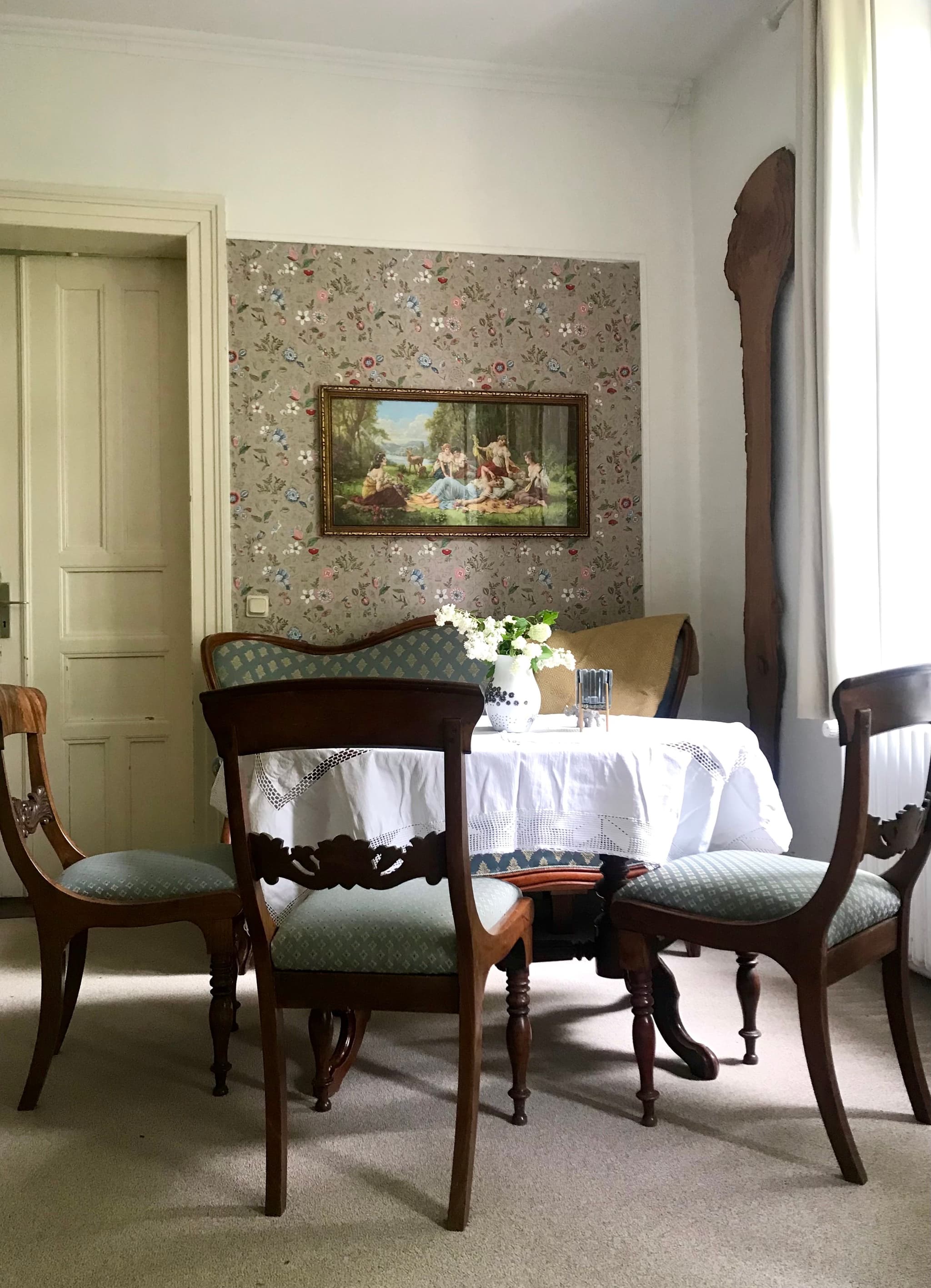 Von da wo ich - mit Hexenschuss - sitze…
Da kann „frau“ wenigstens denken und planen - auch wenn ich heute eigentlich ganz Anderes vor hatte…
Ich habe noch blau gestreifte Vorhänge liegen, ich glaube die würden sich hier gut machen… das Aufhängen verschiebe ich aber lieber 🙄🙈😬