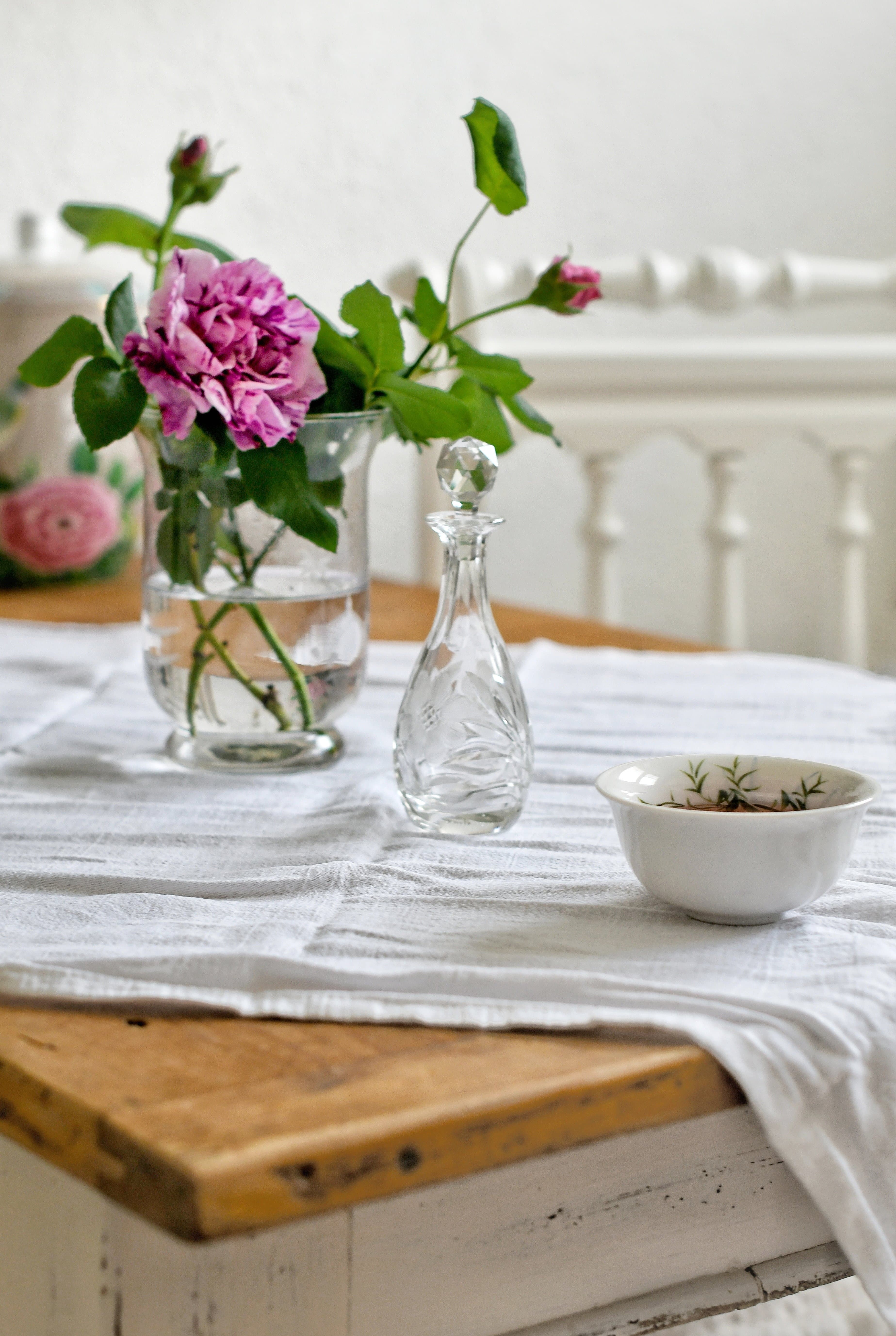 🌹 Feierabendtee-Stillleben mit Rose aus dem Garten.
Ich habe mir eben 3 Rosen von dem Strauch geschnitten, den mir meine Mama vor Jahren gepflanzt hat. Ich weiß nicht, was das für eine Sorte ist, aber sie duftet ganz stark und wundervoll und sieht mit ihren Streifen und der üppigen Füllung sehr besonders aus.