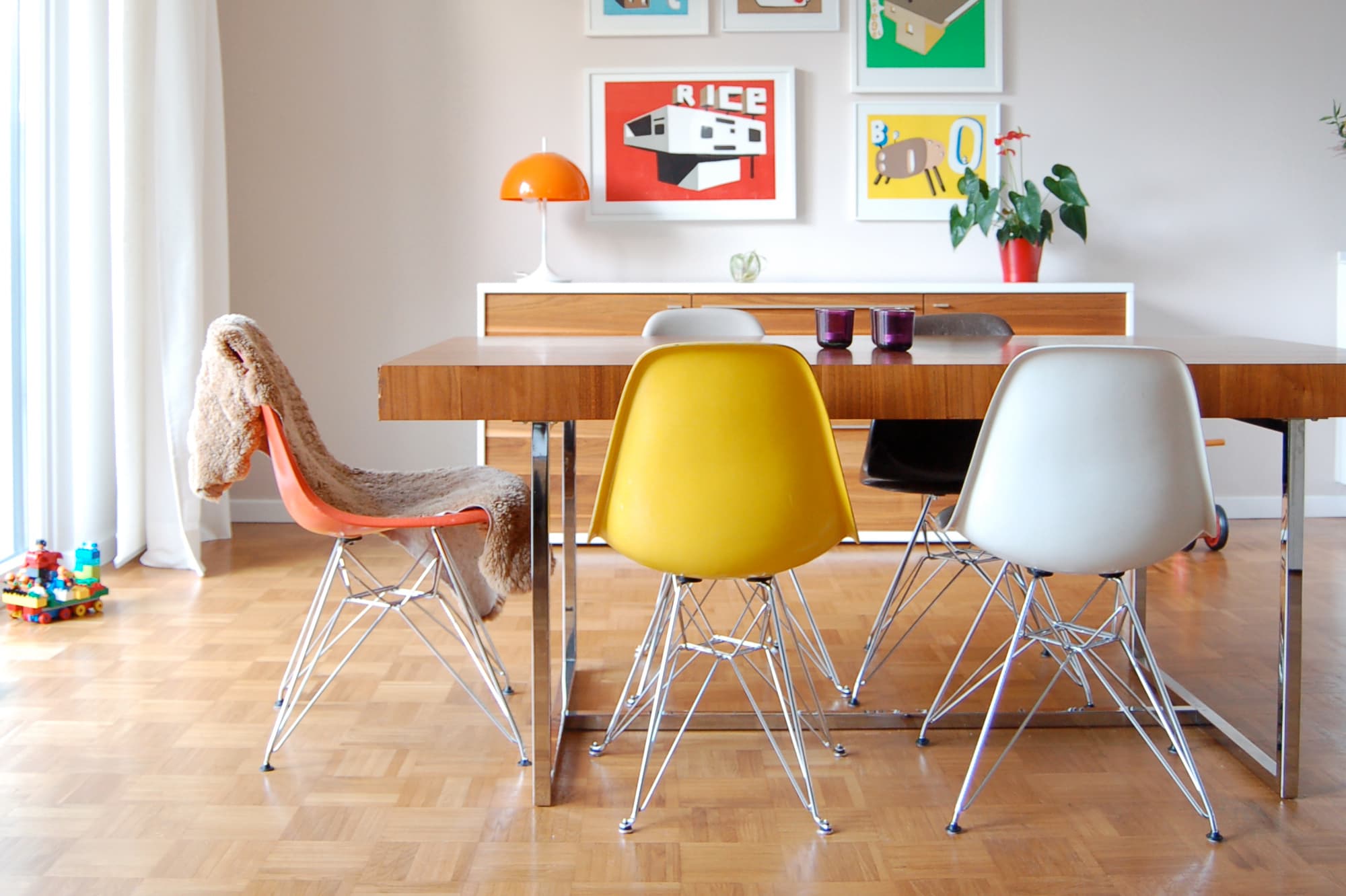 Der Eames Plastic Side Chair in echten Wohnungen