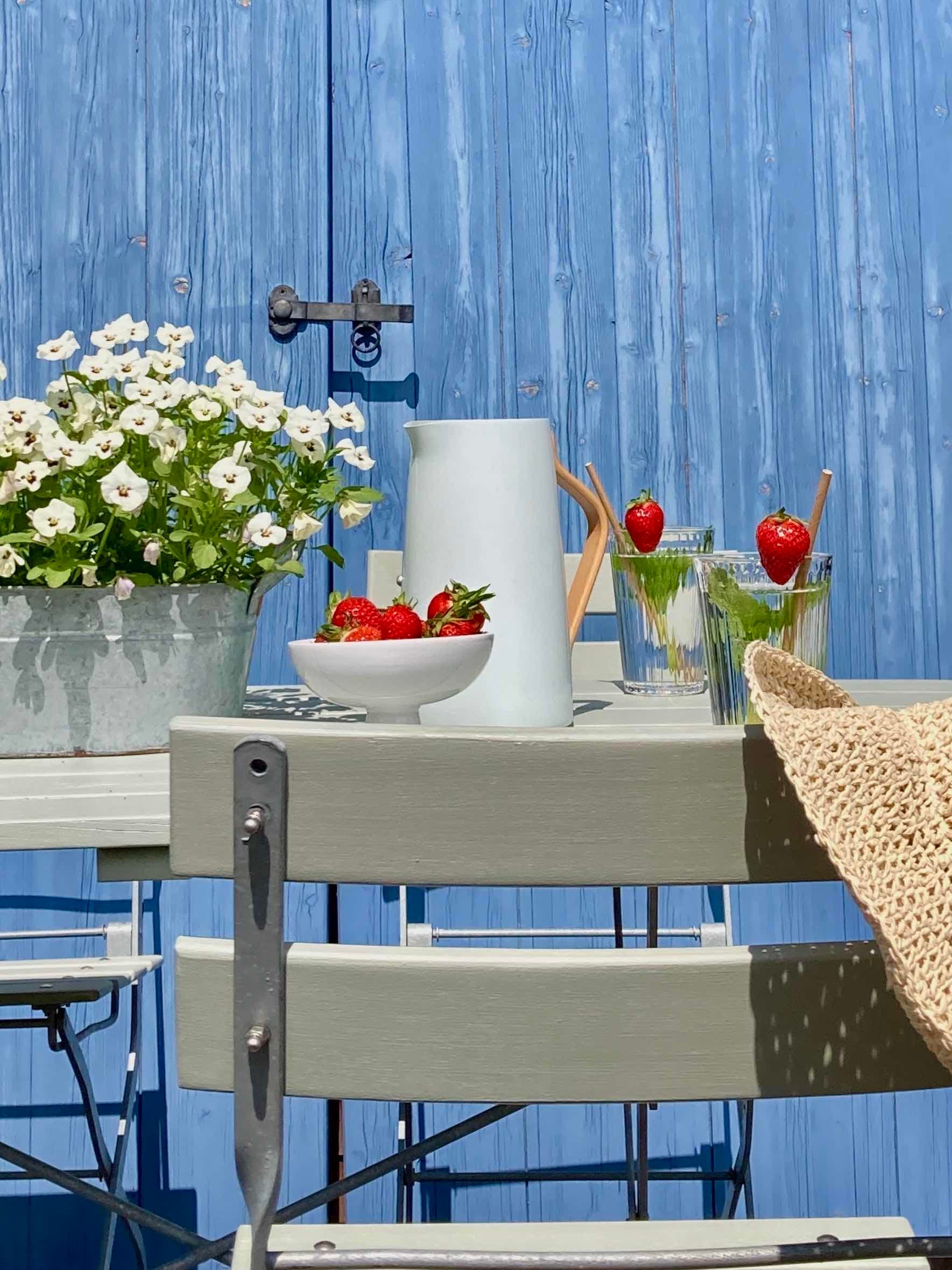 Bei diesem warmem Frühlingstag heute ☀️braucht es fast nicht mehr als ein kühles Wasser mit Zitronensaft und Zitronenmelisse aus dem Garten. Erdbeeren dürfen natürlich auch nicht fehlen 🍓😀.
Obwohl, für heute Abend würden mich dann doch Nudeln mit Tomatensoße und ein frischer Pflücksalat vom Hochbeet anmachen 🍝. Dann ist mein Urlaubstag Zuhause perfekt 😍