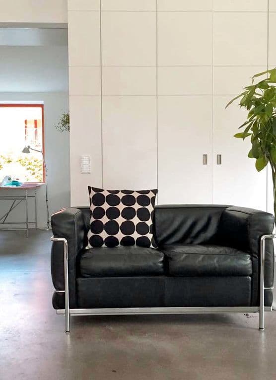 Das LC2 Sofa von Le Corbusier in echten Wohnungen