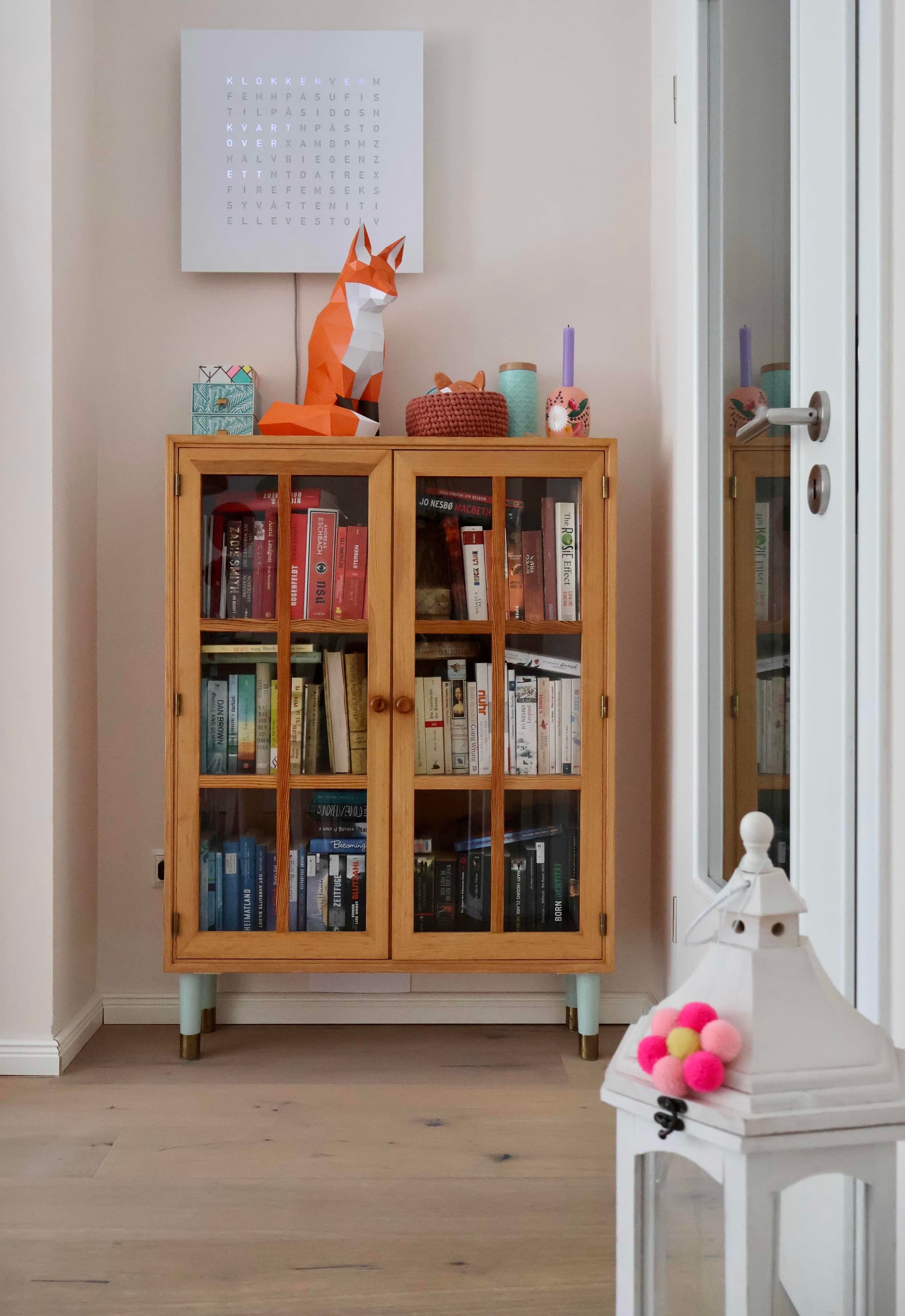 In unserem alten Vitrinen-Oberschrank warten inzwischen viele Bücher darauf gelesen zu werden - und es werden immer mehr. Leider fehlt mir meist die Zeit und Muße ein neues Buch anzufangen. Und wenn ich dann erstmal dabei bin, kann ich auch nur noch schwer aufhören…