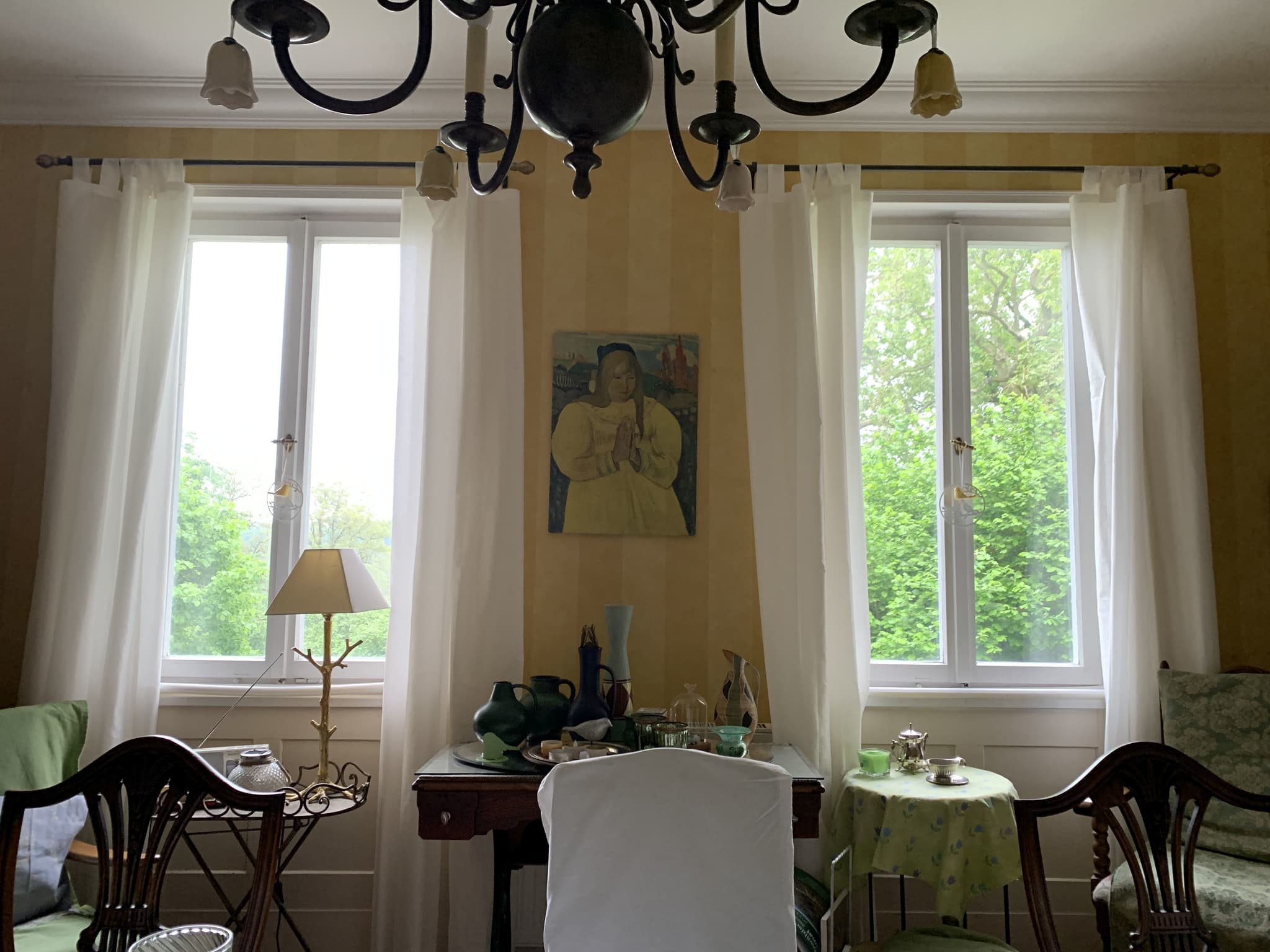 Frühlingsgrün und sonniges Gelb. Endlich ist das Gerüst ums Haus herum abgebaut und der Blick wieder frei. Trotzdem verbringe ich jetzt jede freie Minute draußen und mein geliebtes Esszimmer, wo ich in der kalten Zeit auch gerne am Fenster sitze, ist nur noch zweite Wahl.